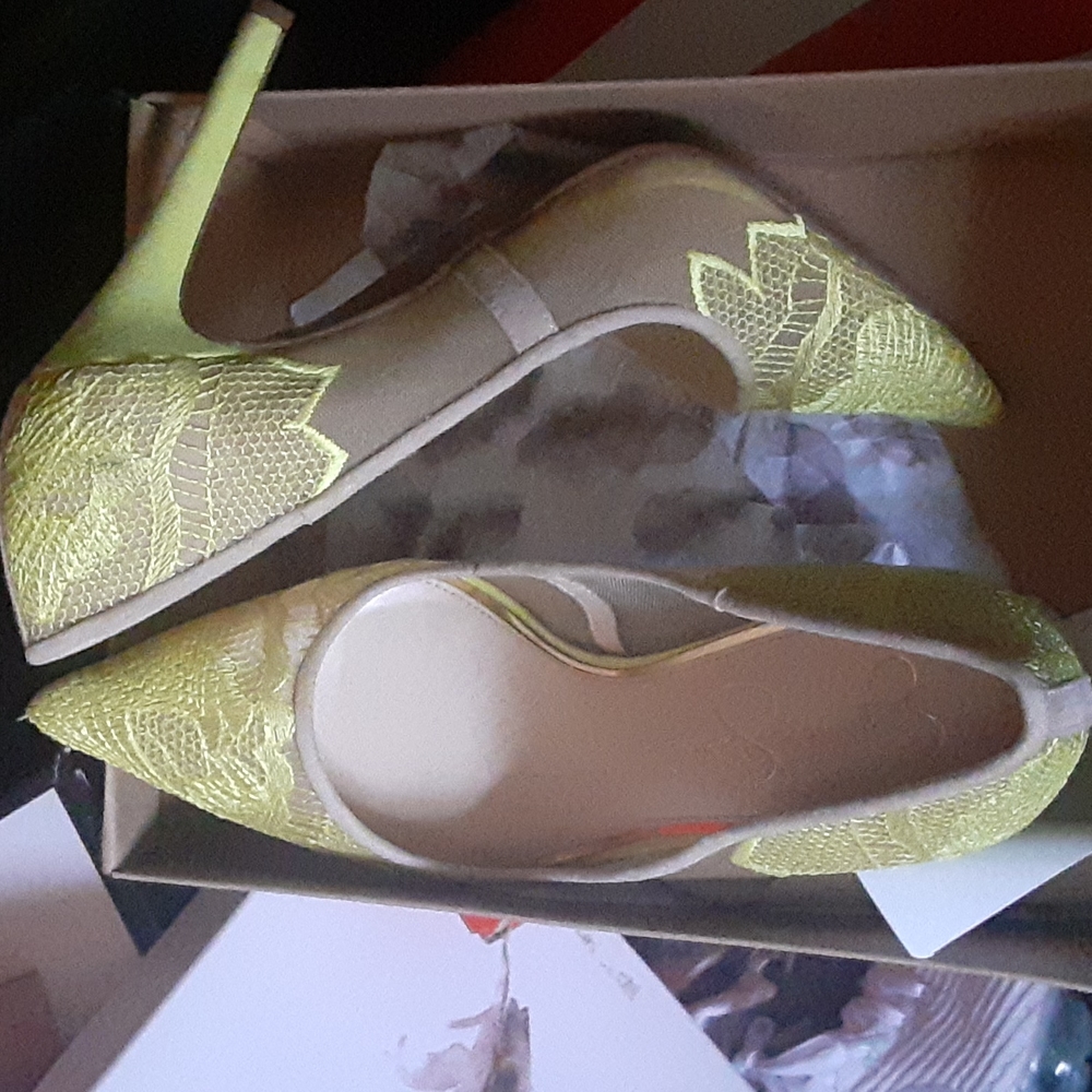 Jessica Simpson pump